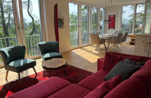 Luxuswohnung in Villa mit fantastischem Blick - Photo 1