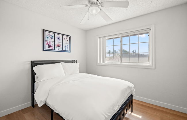 Spacious Family Retreat w Garden Modern Comfort - Photo 43