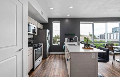 Gorgeous Central City 2BD 2BA - Foto 8