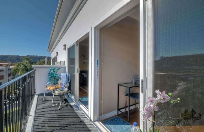 Southern Exposure w/ Private Balcony - Foto 25