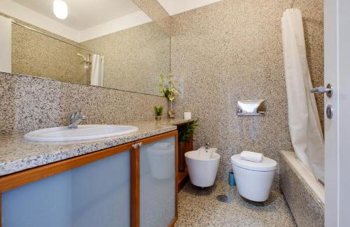 Skyview 2BR with Balcony and Garage - Foto 28