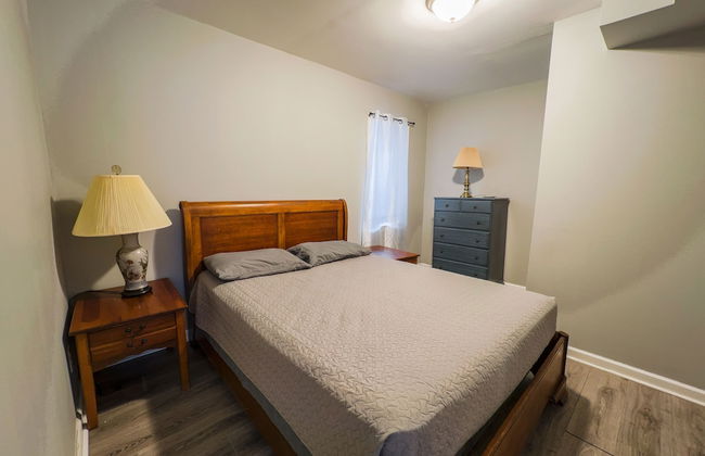 The Stone Castle - With Private Yard & Parking, Near Falls & Casino by Niagara Hospitality - Foto 9