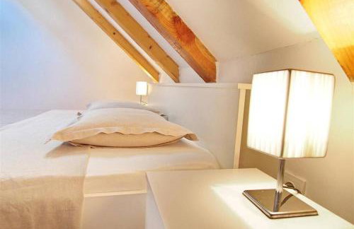 Waterfront stone house in city center - Photo 11