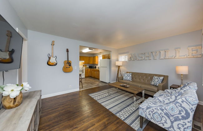 Savor the Homey Vibe at a Chilled Nest Five Min Downtown - Foto 1