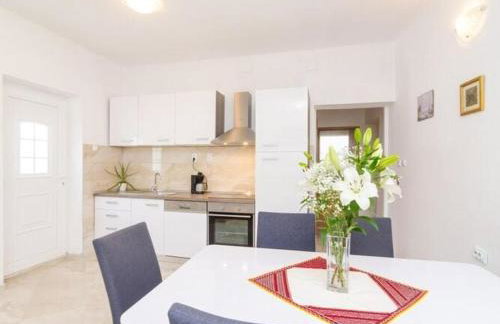 Villa Dalmatian Gem - Two-Bedroom Villa with Terrace and Swimming Pool - Photo 4