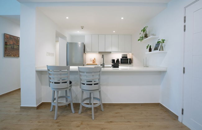 Luxurious Apt with Balcony The Greens Dubai - Photo 9