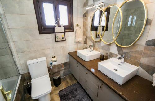 Mermaid Beachfront Villa - Photo 73