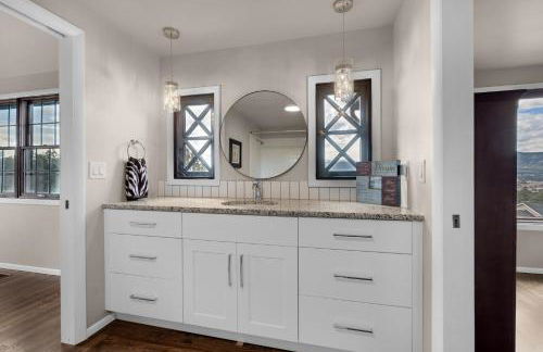 Expansive Monument Home Hot Tub and Mountain Views! - Foto 22