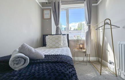 Promo Rate - New Malden 3BDR House with Garden & FREE Parking near Raynes Park, Kingston upon Thames & Wimbledon by NourNest Apartments - Foto 10
