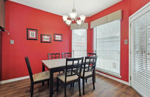 DFW Getaway - 4 Bedrooms Pool Oasis Media Room - Photo 13