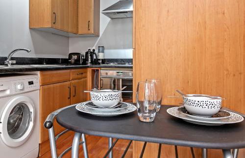 Stylish Town Centre Apartment, ALLOCATED FREE PARKING SPACE, RICKMANSWORTH HIGH STREET, Modern Decor, Juliet Balcony, Walking Distance to Rickmansworth Station Metropolitan Line - Foto 30