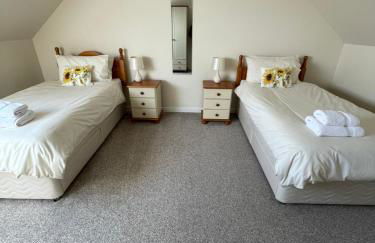 Self Catering house with lovely sea views, 44 Back - Photo 11