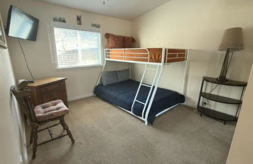 Lake View Home Community Pool in Riviera Heights - Foto 29