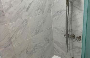 2 bedroom bungalow with hot tub - Photo 73