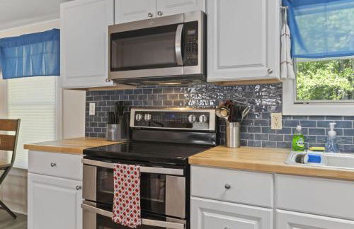Spacious 2BR Retreat-10 minutes to the Beach! Pet Friendly! - Foto 16