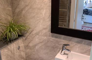 The City Hut - Photo 6