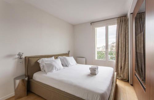 Montaigne - Sunlit Corner Penthouse with Balcony - Photo 16