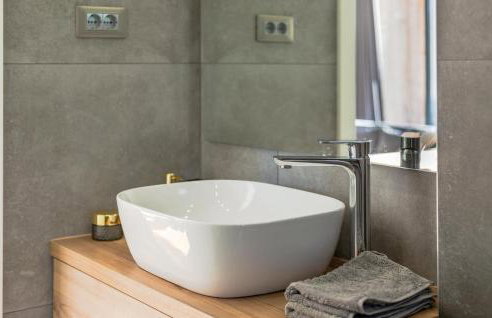 Gorgeous Home In Katuni With Wifi - Foto 42