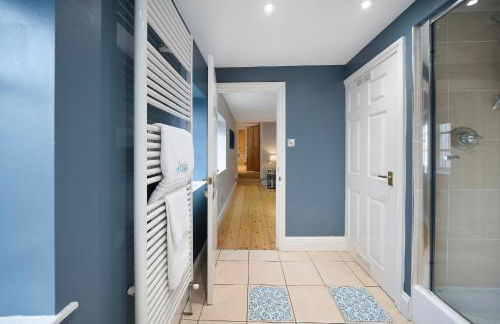 4 bedroom home with Garden, Game room, Parking- Esho Stays - Foto 28