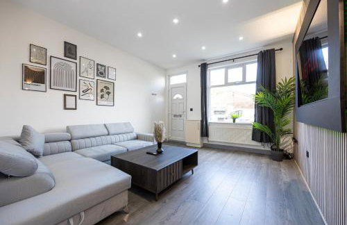 Bolton 2BR Cinema House, Free Parking, Fast WiFi, Comfortable Stay - Foto 31