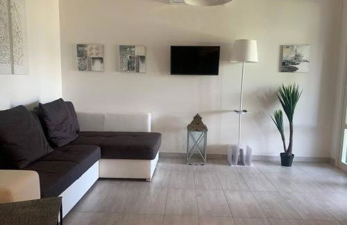 Villa a due piani con giardino e piscina - Foto 1