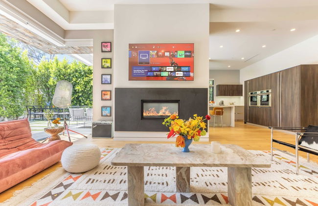 Luxe Weho Villa, Walk to Melrose Ave, Pool + Hot Tub North Vista by Avantstay - Photo 8