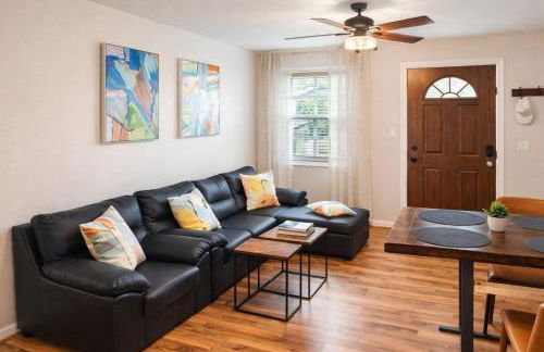 Vacation House, 2 Miles to Beach, Smart TVs, Grill - Foto 16