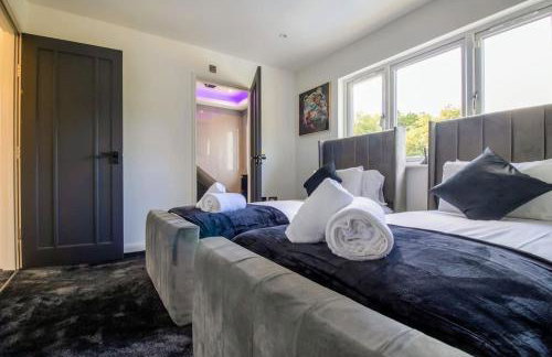 Luxury 4-Bedroom High-End Home, Includes Jacuzzi and Pool Table - Foto 39