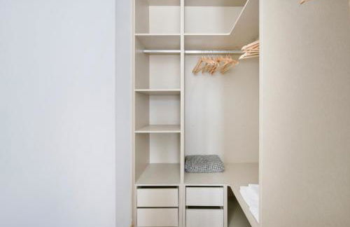 Beachside Modern Flat with AC, By TimeCooler - Foto 37