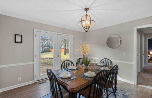 ~Spacious / Cozy / Sleeps 8+ Near MTSU and Siegel - Foto 27