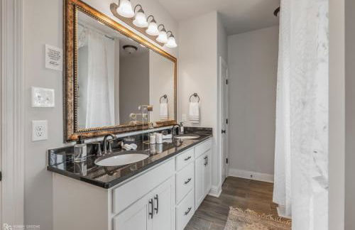 Modern Regional Art Gallery Home - Spacious & New! Tv in each room - Foto 39