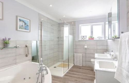 Tigh Na Mhor , Hot Tub , Games Room , 5 Bedroom ,Sleeps 13 , Large Villa - Photo 22