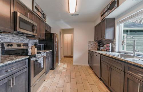 Beautiful home with backyard - Photo 10