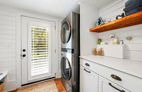 Relax in an upscale, renovated gem - Foto 31