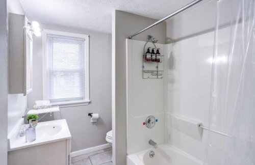 3BR Home with In-Unit Laundry Parking and Sound Bar - Foto 18