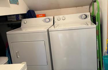 Newly Updated Modern, Spacious, and Cozy Condo- Right on the Lake! - Foto 47