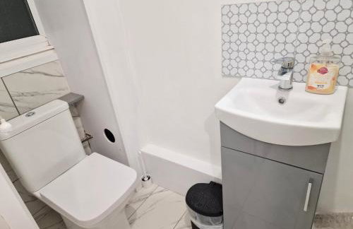 Contractors 3 Bed 2Bath House Free Off Street Parking for 2 Cars WiFi Stevenage Self Catering Sleeps 5 Guests By White Orchid Property Relocation - Foto 29