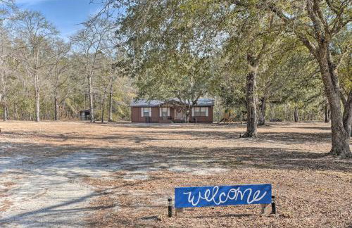 Charming Retreat on 20 Acres with Private Lake! - Foto 27