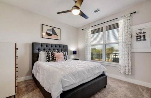 2BR Southtown Apartment FreeParking Wifi Pool Gym - Photo 16