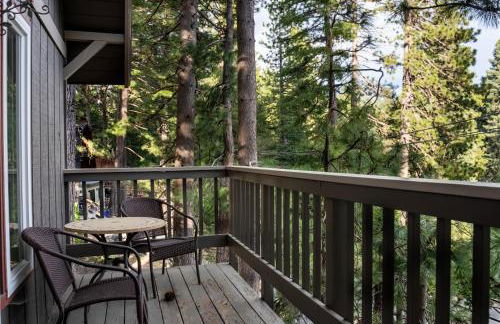 The Mighty Pines Retreat + Large Patio + BBQ+View! - Foto 9