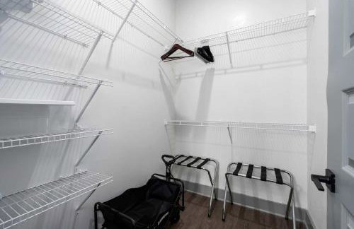 Luxury Apartment with Pool, Restaurants, Shopping) - Photo 26