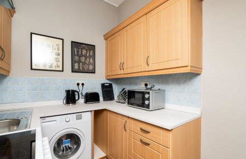 2 Bedroom Flat - Free Parking - by Holiday Homes - Foto 20