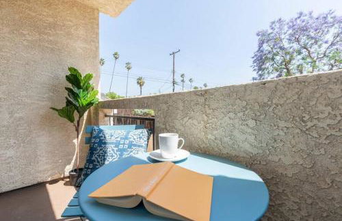 Modern 2BR Condo with King Bed & Balcony near LA - Foto 10