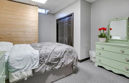 Large Home with Indoor Basketball Court and Game Room! - Foto 35