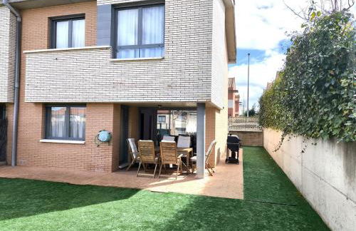 Unifamiliar con jardín, piscina, tenis y pádel - Foto 1