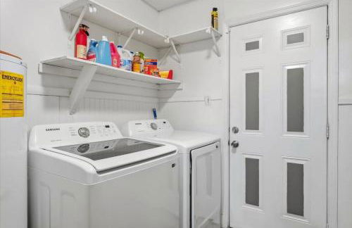 Spacious Backyard • Alfresco Dining • Pet Friendly - Foto 12