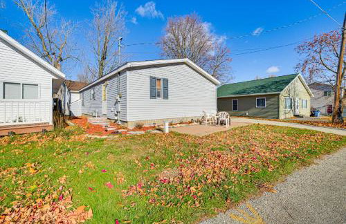 Walk to Houghton Lake! Family Retreat with Patio - Foto 25