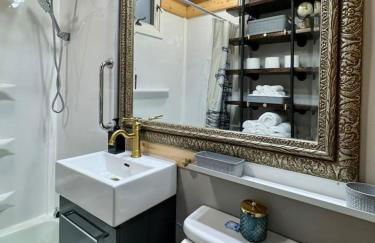 Comfy, Close to Downtown with Lake & Lift Bridge Views - Foto 5