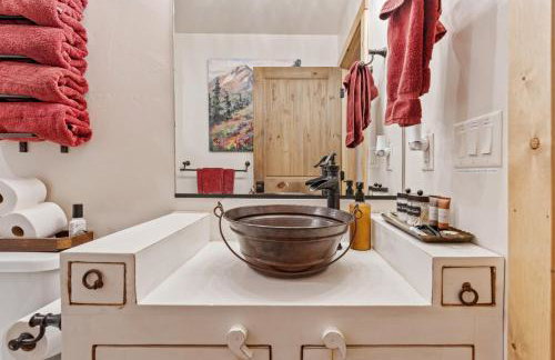 Historic Yellowstone Saloon - Foto 21