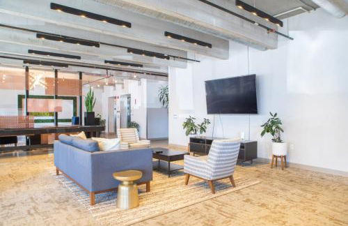 The Brady Corner Suite - Near Fiserv with Balcony - Foto 20